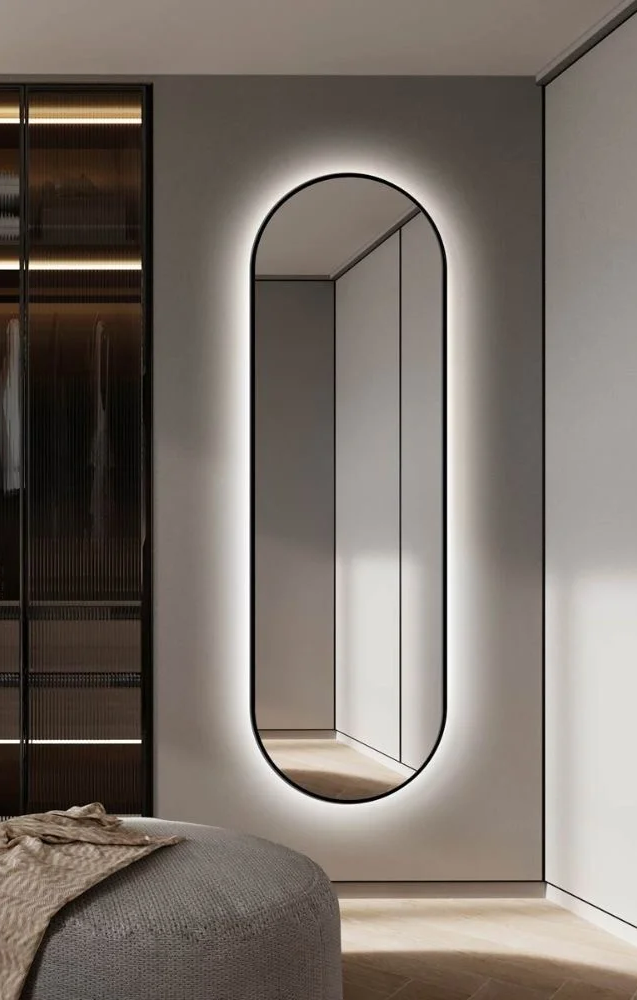 32. AVRUNDET SPEIL MED DEKORATIV RAMME OG BELYSNING